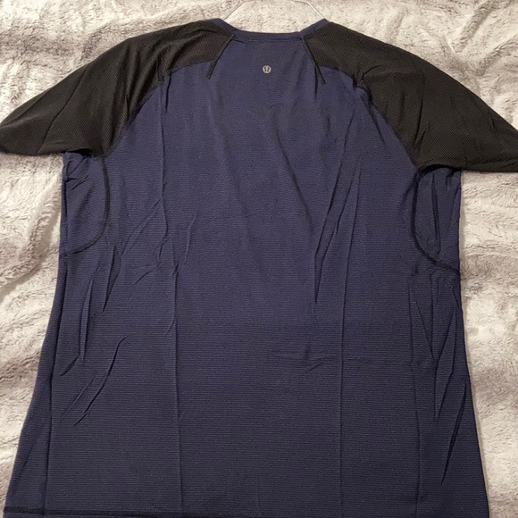 Lululemon lightweight tee navy and black- L - Picture 6 of 6